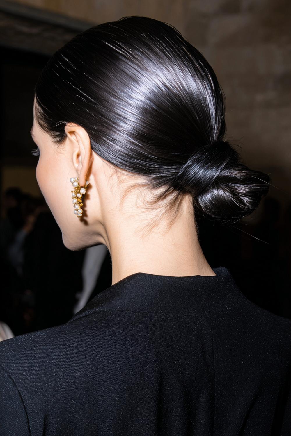 1. Abend Frisuren 2026: Sleek Low Bun mit Mittelscheitel und Glasglanz