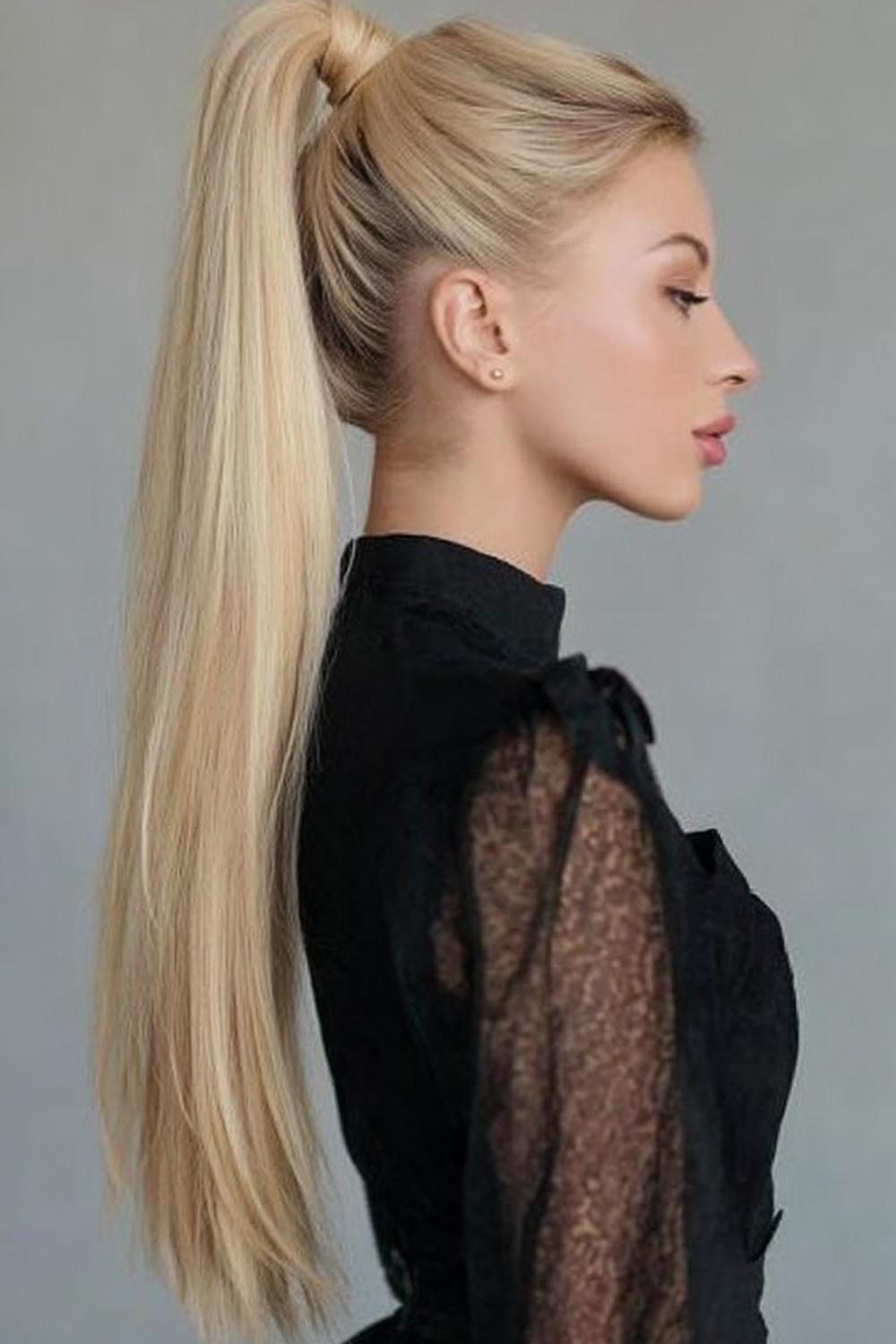 10. Abend Frisuren 2026: High Ponytail mit Lift am Ansatz und glatten Längen