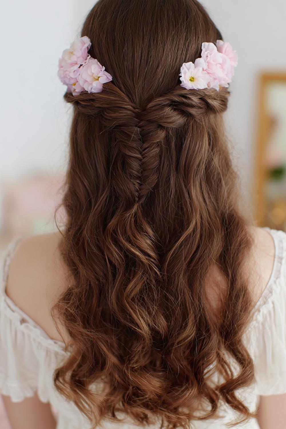 14. Abend Frisuren 2026: Crown Braid mit lockerem Volumen und Blumenpins