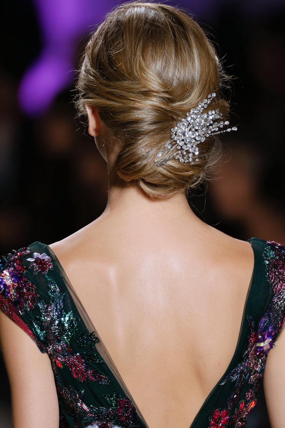 16. Abend Frisuren 2026: Side-Swept Chignon mit Drapierung und Strass-Clip
