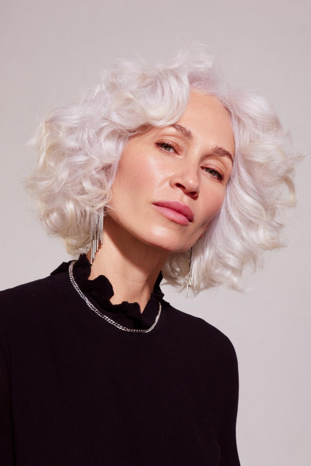 20. Abend Frisuren 2026: Bob mit Soft Curls und seitlicher Haarspange in Silber