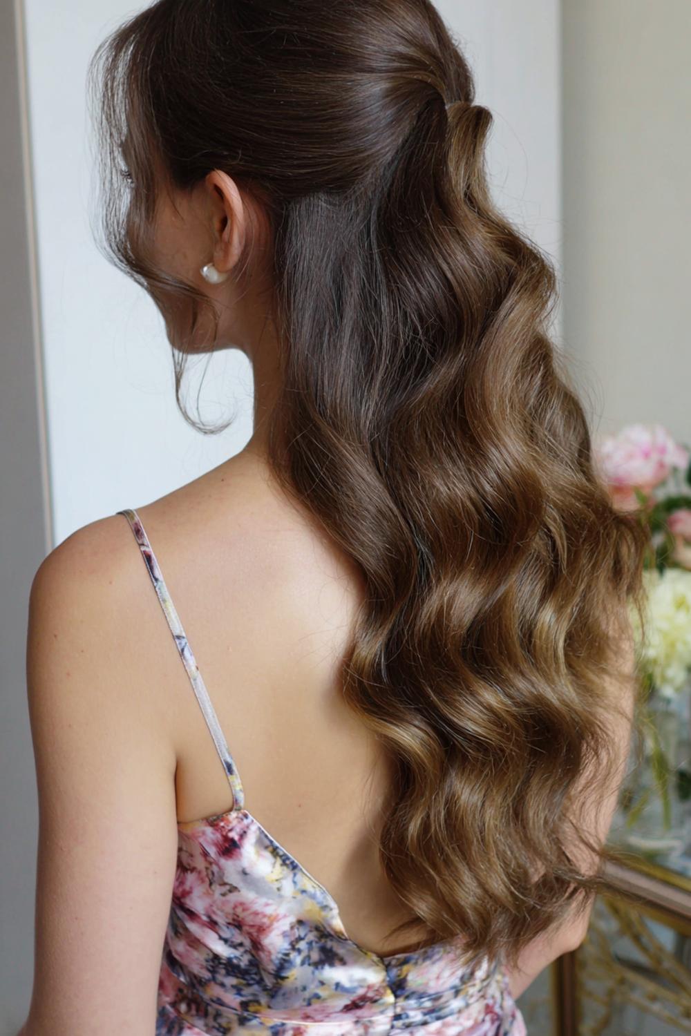 22. Abend Frisuren 2026: Glam-Waves mit tiefem Rücken und Haar über einer Schulter