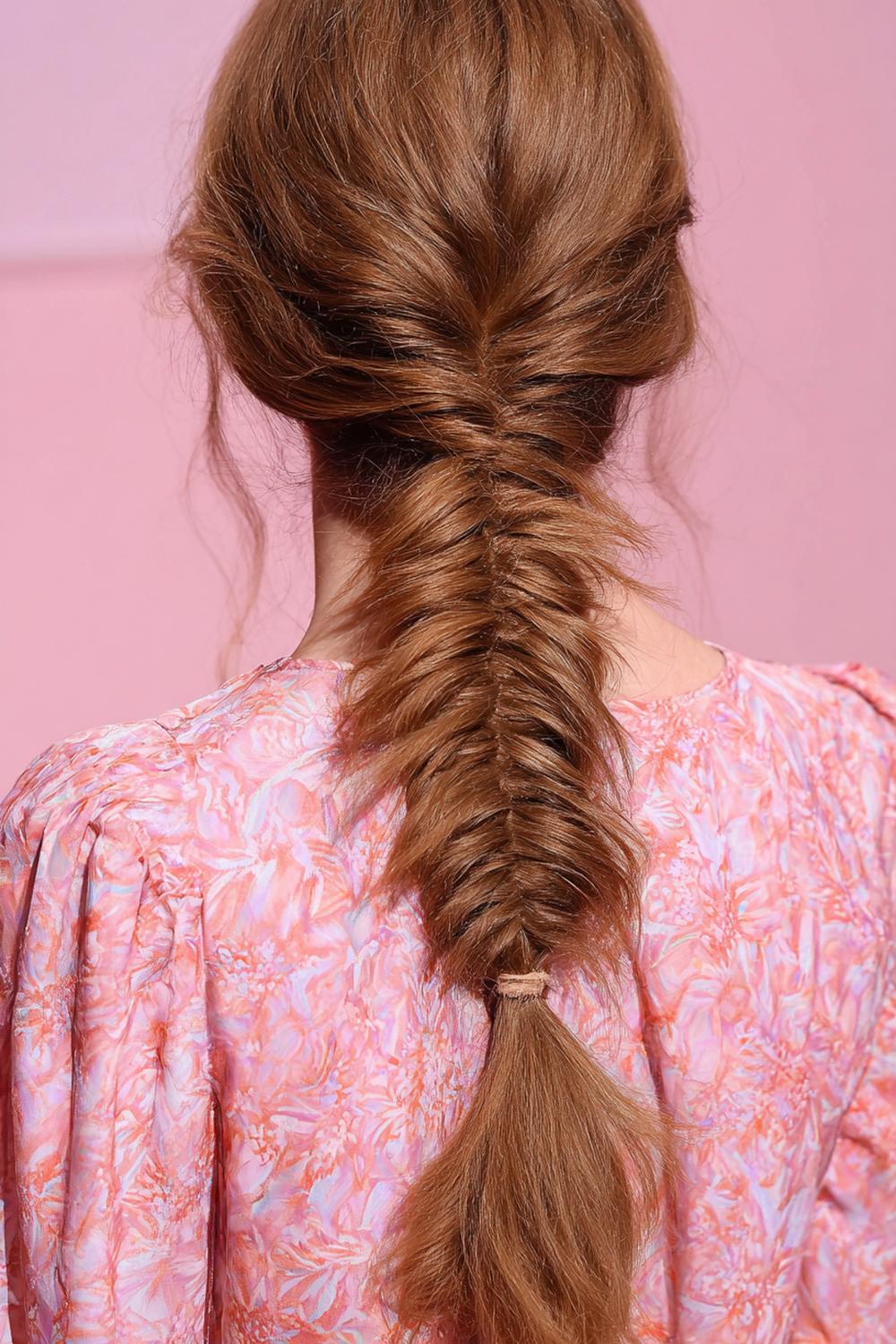 24. Abend Frisuren 2026: Fishtail Braid locker mit Volumen und Satinband