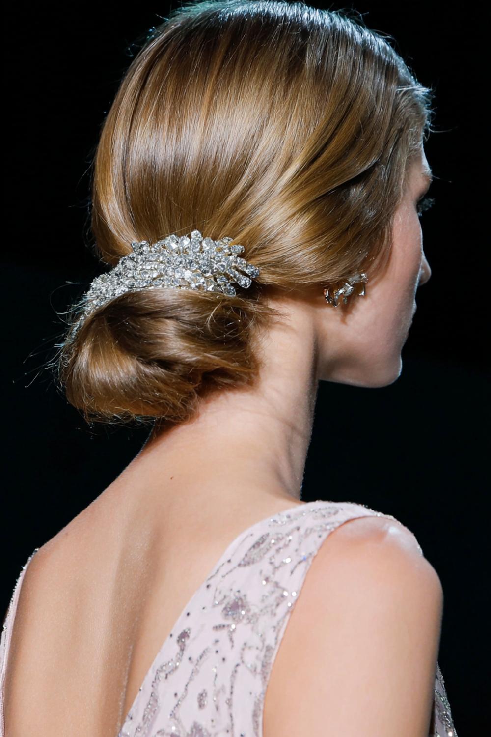 26. Abend Frisuren 2026: Low Bun mit Seitenteil und zarten Glitzerpins