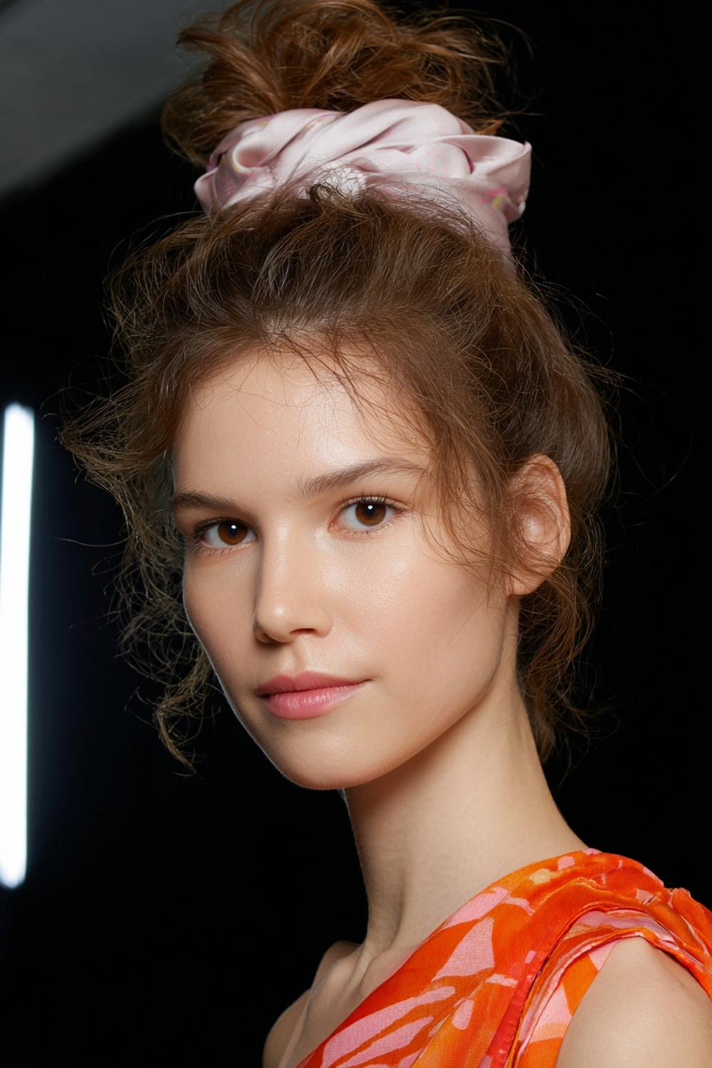 27. Abend Frisuren 2026: Scarf Bun mit Seidentuch und weicher Textur