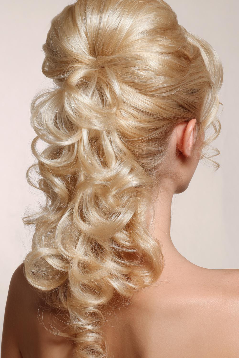 29. Abend Frisuren 2026: Hochsteckfrisur mit Schleifen-Optik aus Eigenhaar