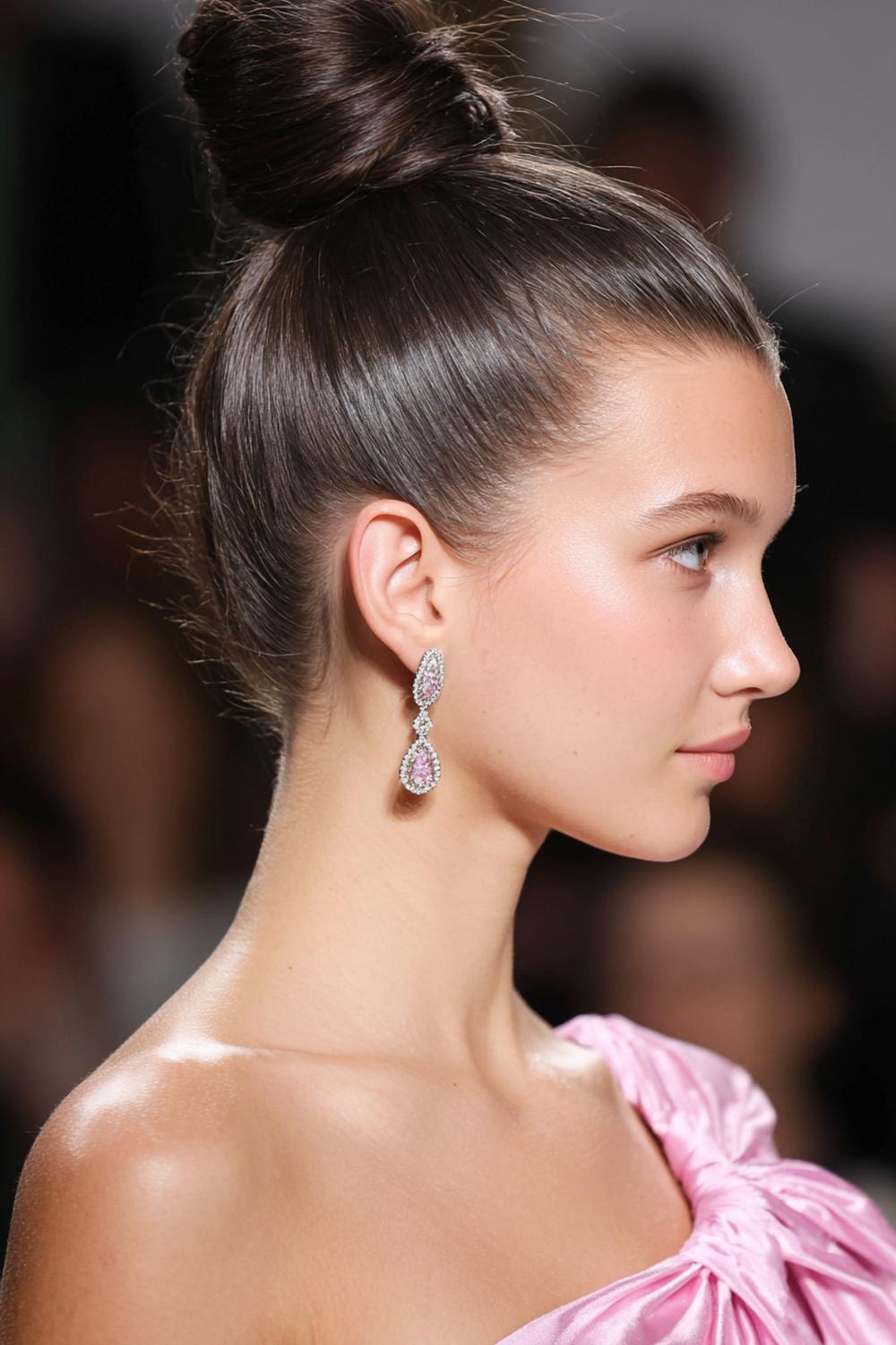 4. Abend Frisuren 2026: Hoher Ballerina-Dutt mit poliertem Haaransatz