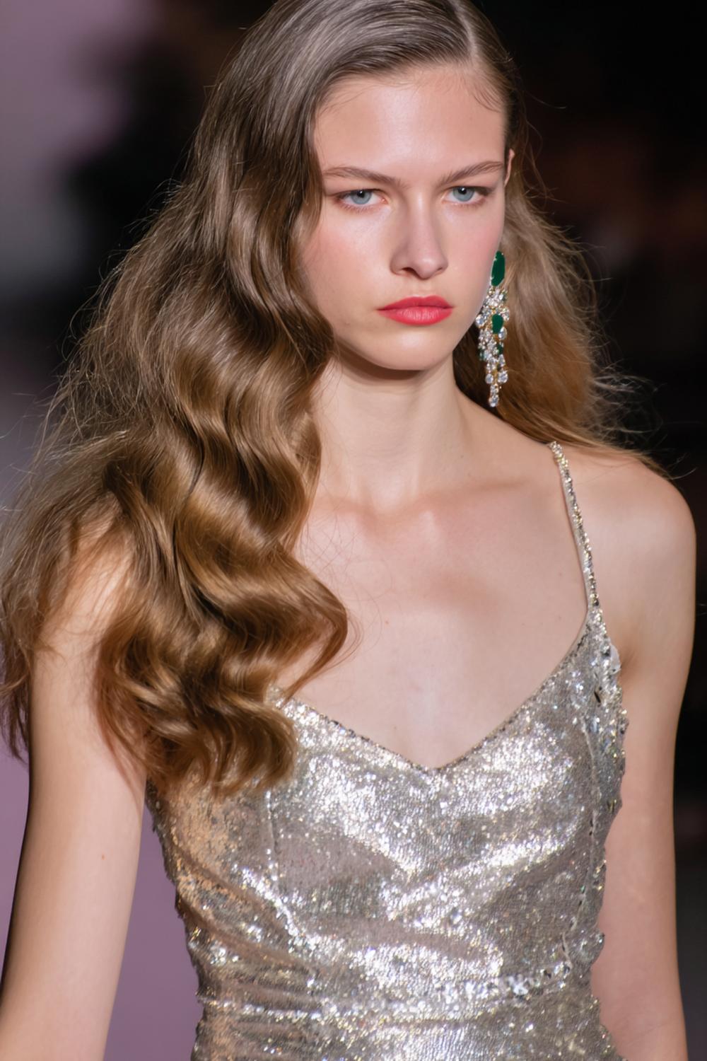 7. Abend Frisuren 2026: Hollywood-Waves mit tiefem Seitenscheitel und Glanzfinish