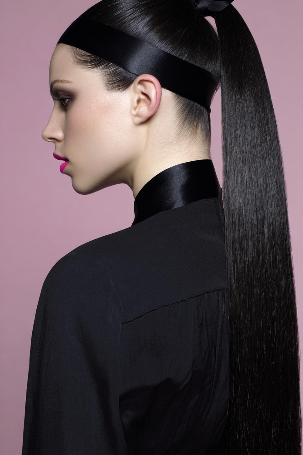 9. Abend Frisuren 2026: Sleek Ponytail tief gebunden mit Haarband aus Eigenhaar