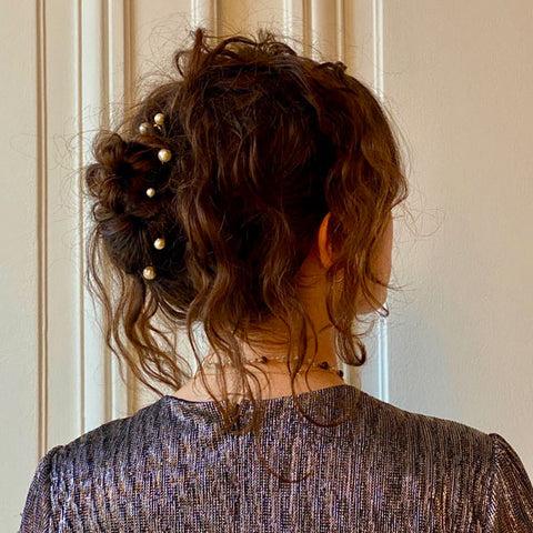 Accessoires im lockigen Messy Bun