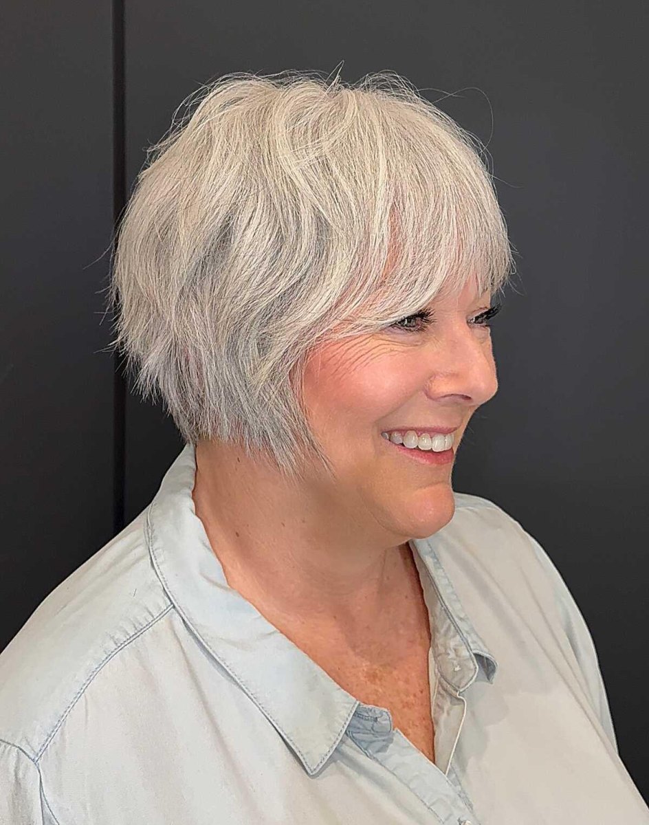 Jugendlicher Bixie Cut graues Haar