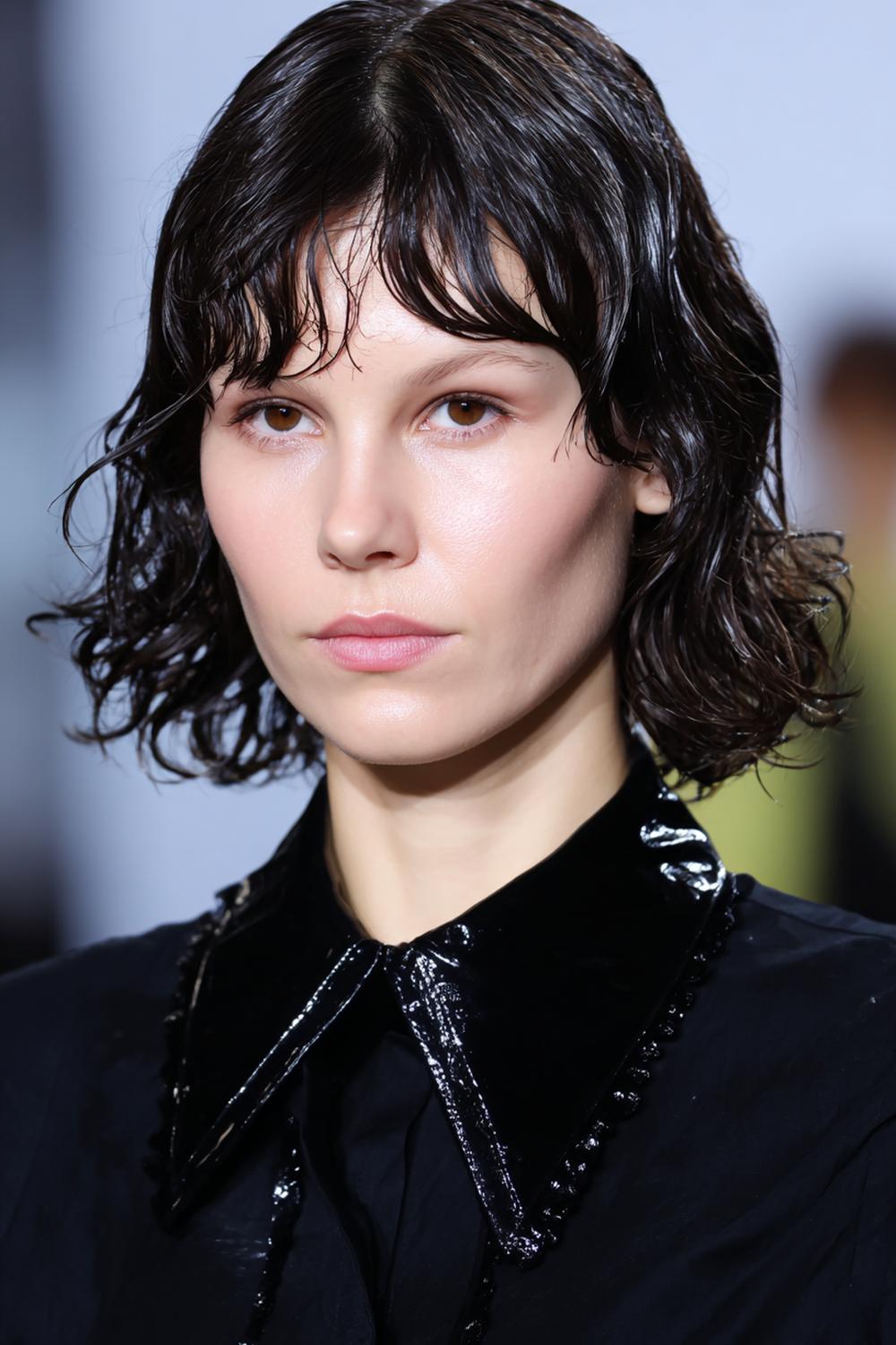 11. Chic Hair Inspiration 2026: Wet-Look Bob mit klarer Kontur