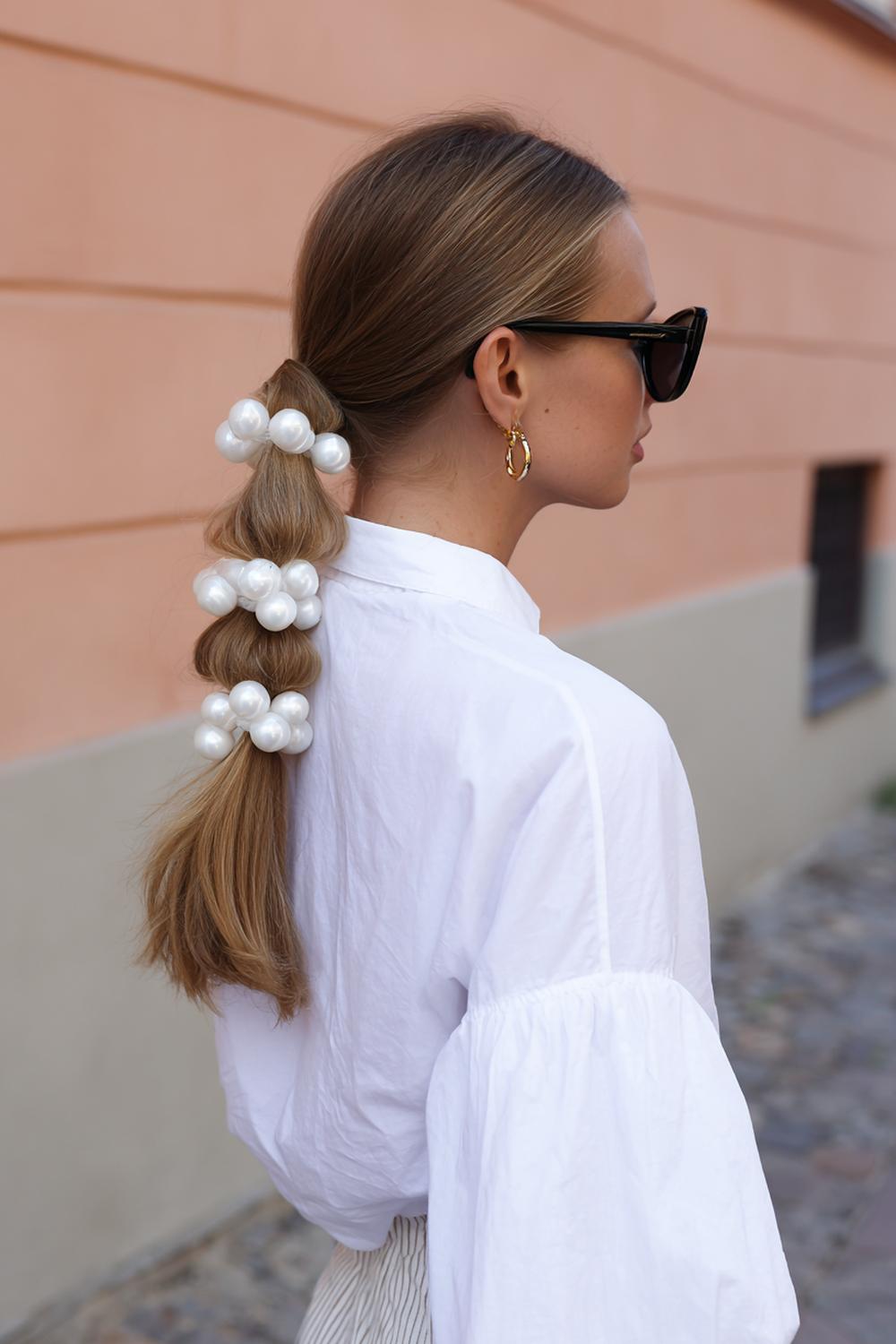13. Chic Hair Inspiration 2026: Bubble Ponytail mit Minimal-Gummis