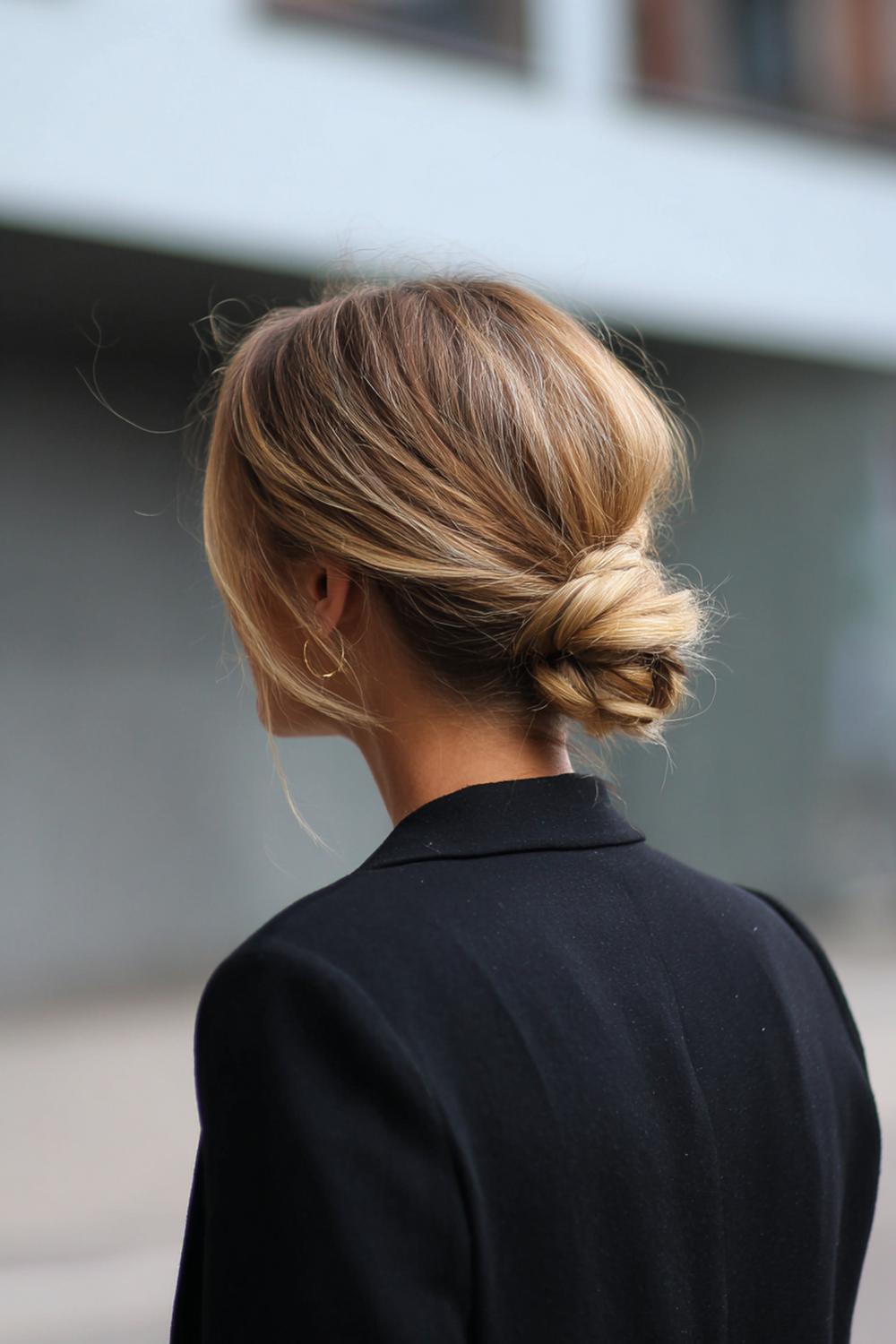 14. Chic Hair Inspiration 2026: Geflochtener Low Bun mit Mittelscheitel