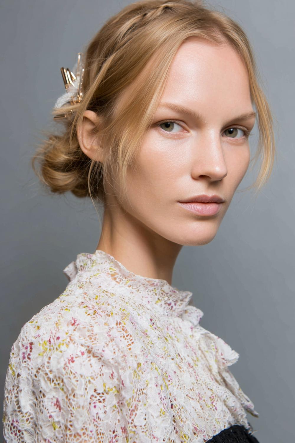 20. Chic Hair Inspiration 2026: Claw-Clip Chignon mit Face-Framing-Strähnen