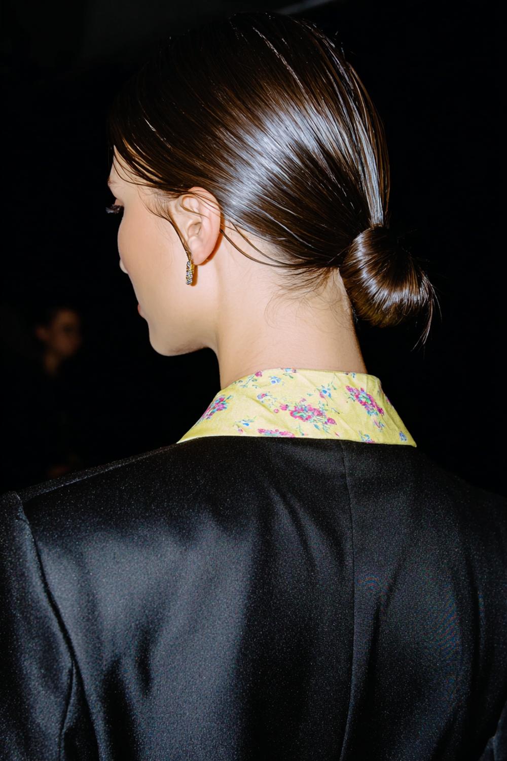 3. Chic Hair Inspiration 2026: Sleek Low Bun mit Seitenscheitel