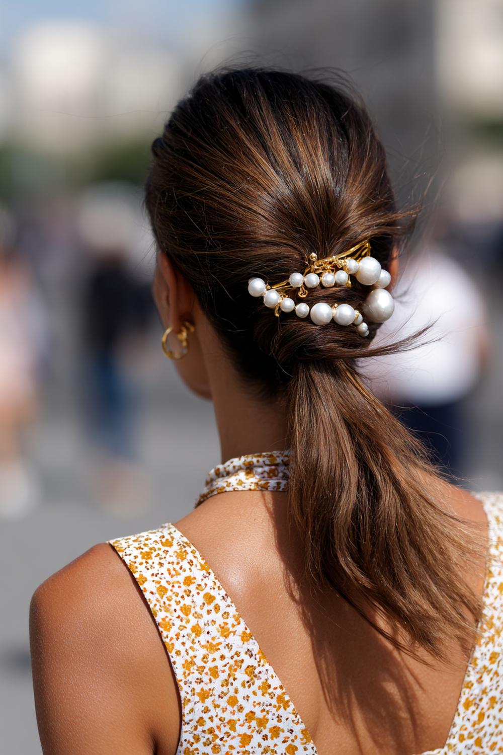5. Chic Hair Inspiration 2026: French Twist mit Perlen-Clip