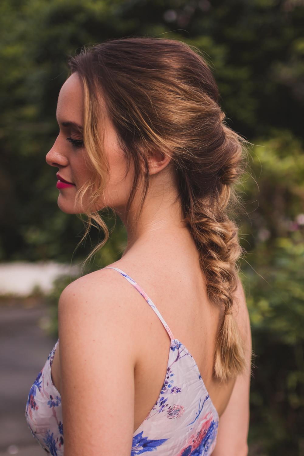 12. Date Night Frisuren 2026: Lockerer Fishtail-Braid über eine Schulter mit Glanzspray