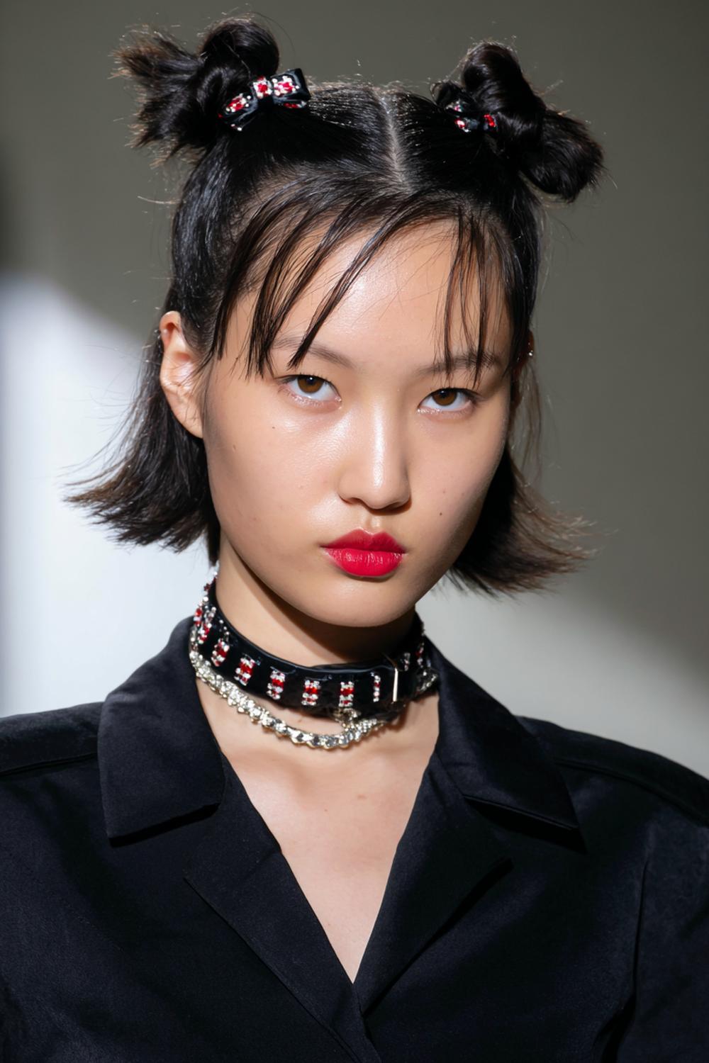 14. Date Night Frisuren 2026: Doppelte Mini-Buns mit Mittelscheitel und glossy Babyhairs