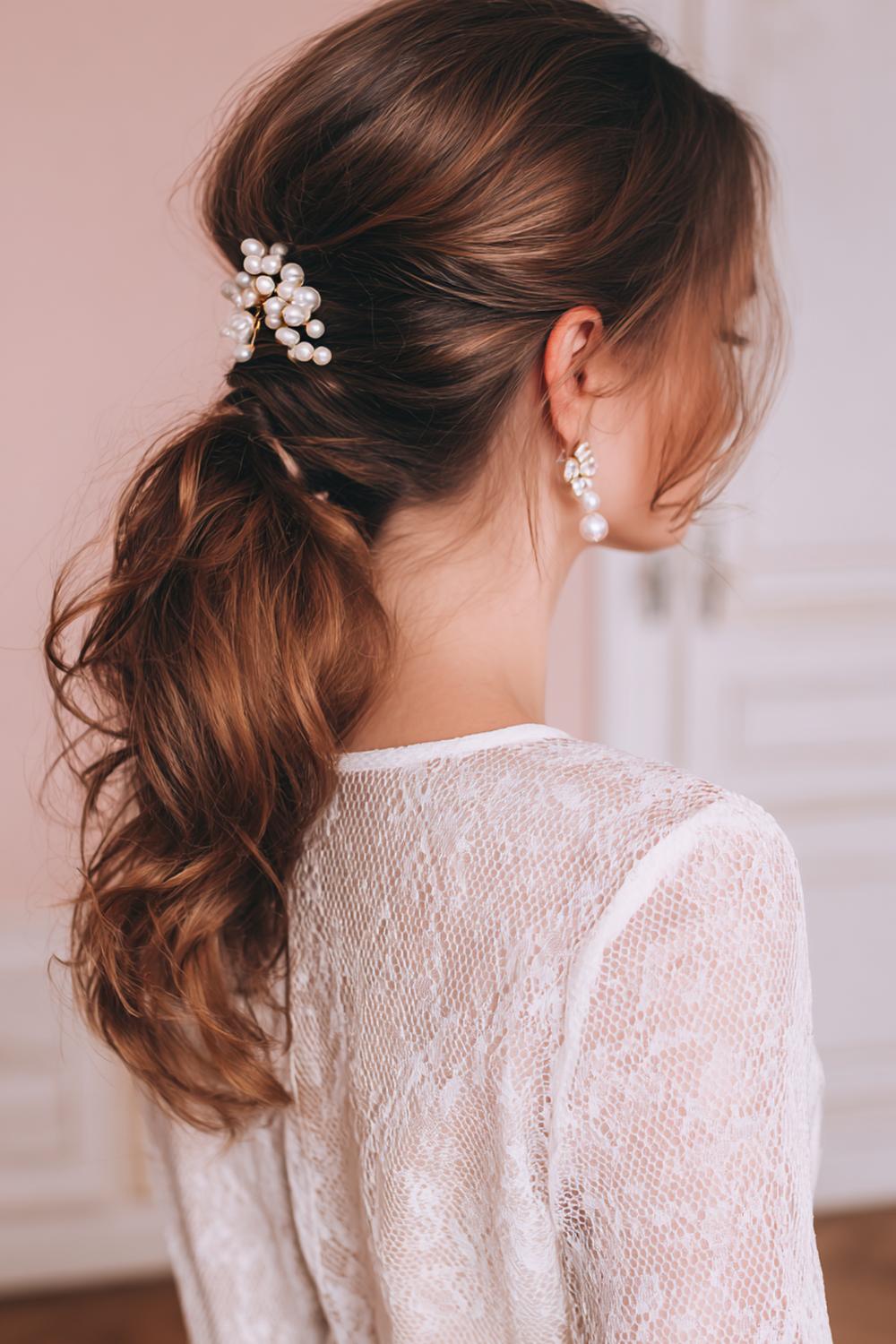 2. Date Night Frisuren 2026: Romantischer Chignon mit seitlichem Pony und Perlenpins