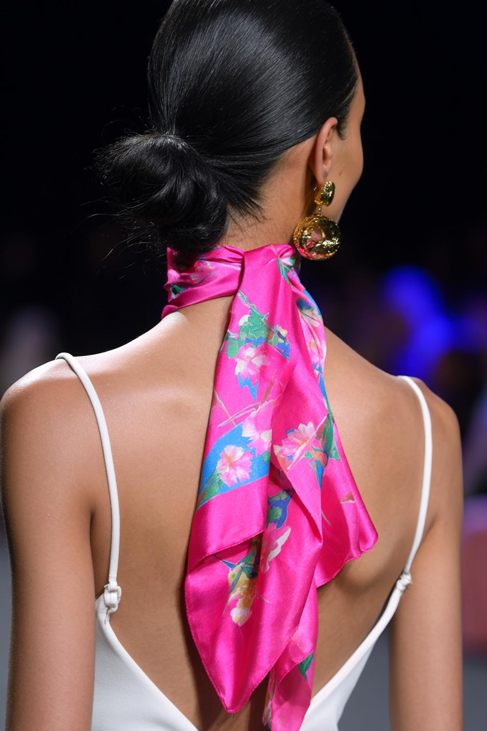 20. Date Night Frisuren 2026: Scarf-Bun im Nacken mit Seidentuch und sanften Kontursträhnen