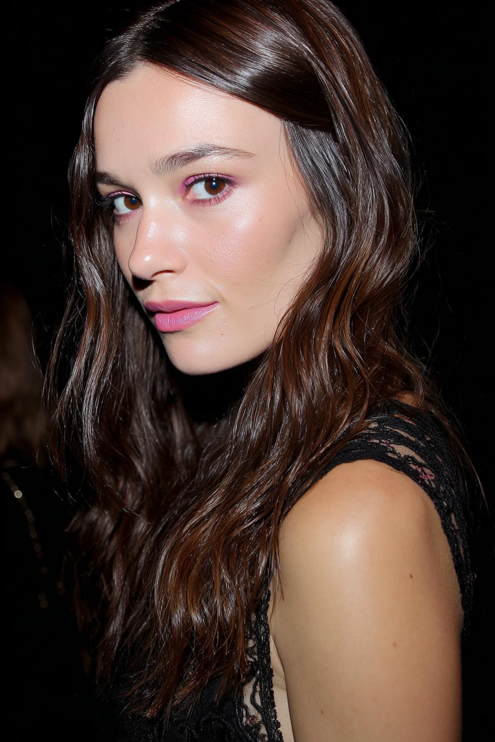 21. Date Night Frisuren 2026: „Soft Wet Look“ offene Haare mit Mittelscheitel und Glanzgel nur oben