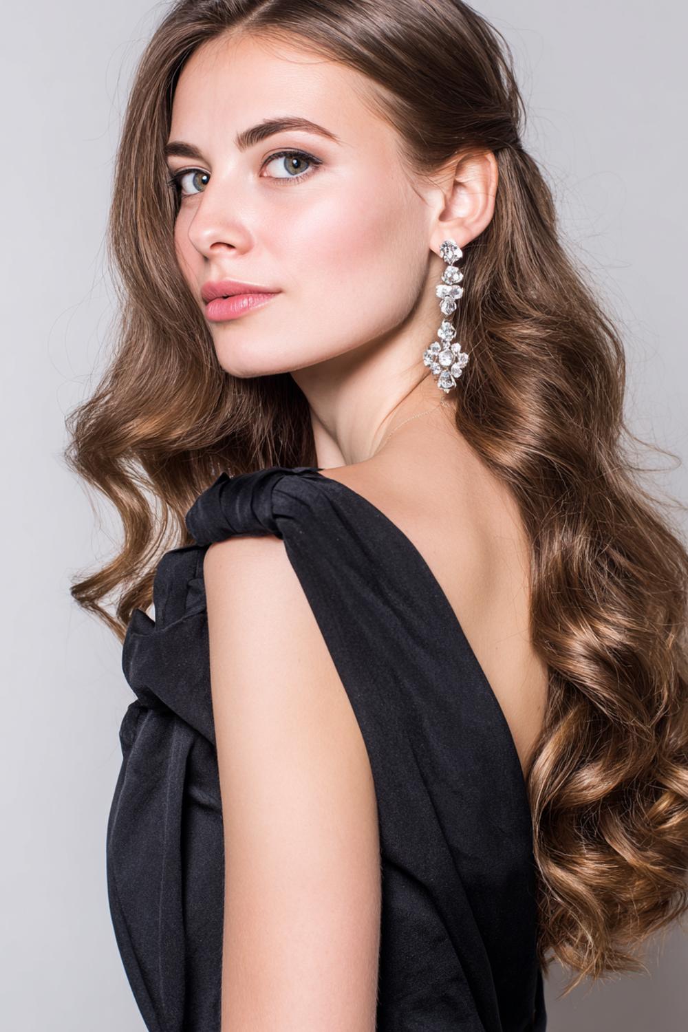 22. Date Night Frisuren 2026: Seitlich gesteckte Wellen mit Kristallspange und tiefer S-Kurve