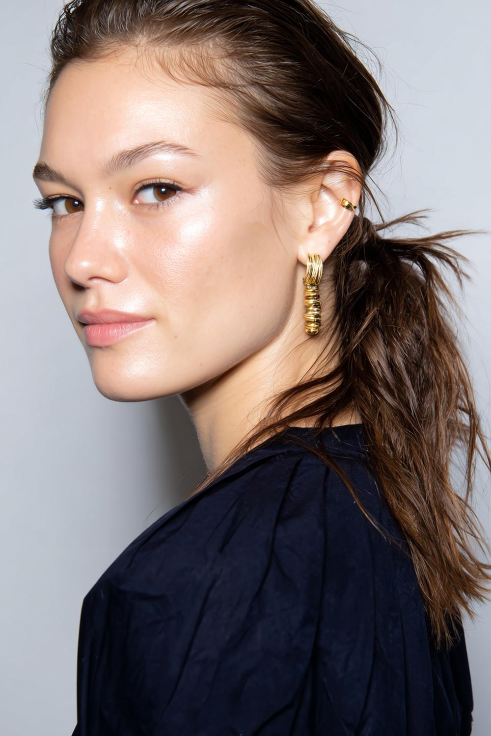 26. Date Night Frisuren 2026: Glatter Mittelscheitel mit eingedrehten Enden und Ohr-Cuff-Fokus