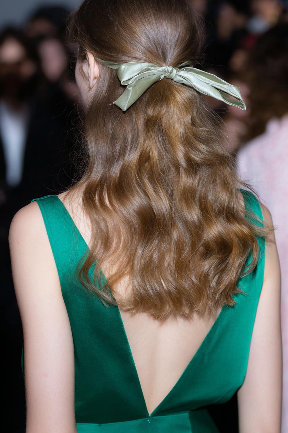 3. Date Night Frisuren 2026: Half-up Schleifen-Look mit Samtband und Soft Waves