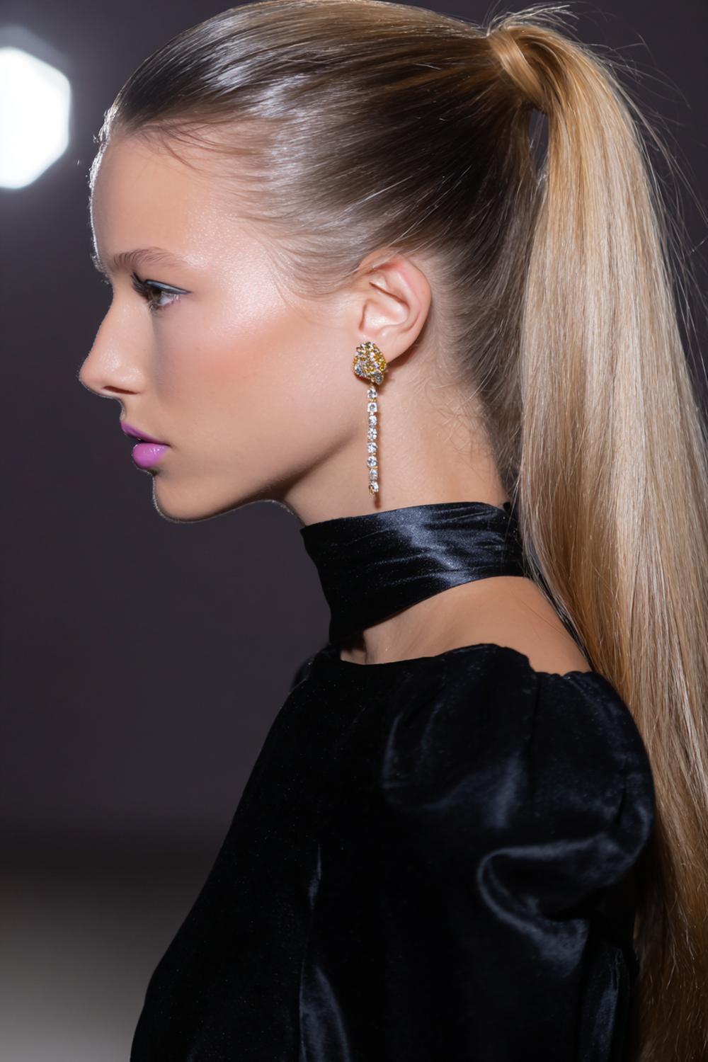 8. Date Night Frisuren 2026: Sleek Ponytail mit Wrap-Around-Strähne und High-Gloss Finish