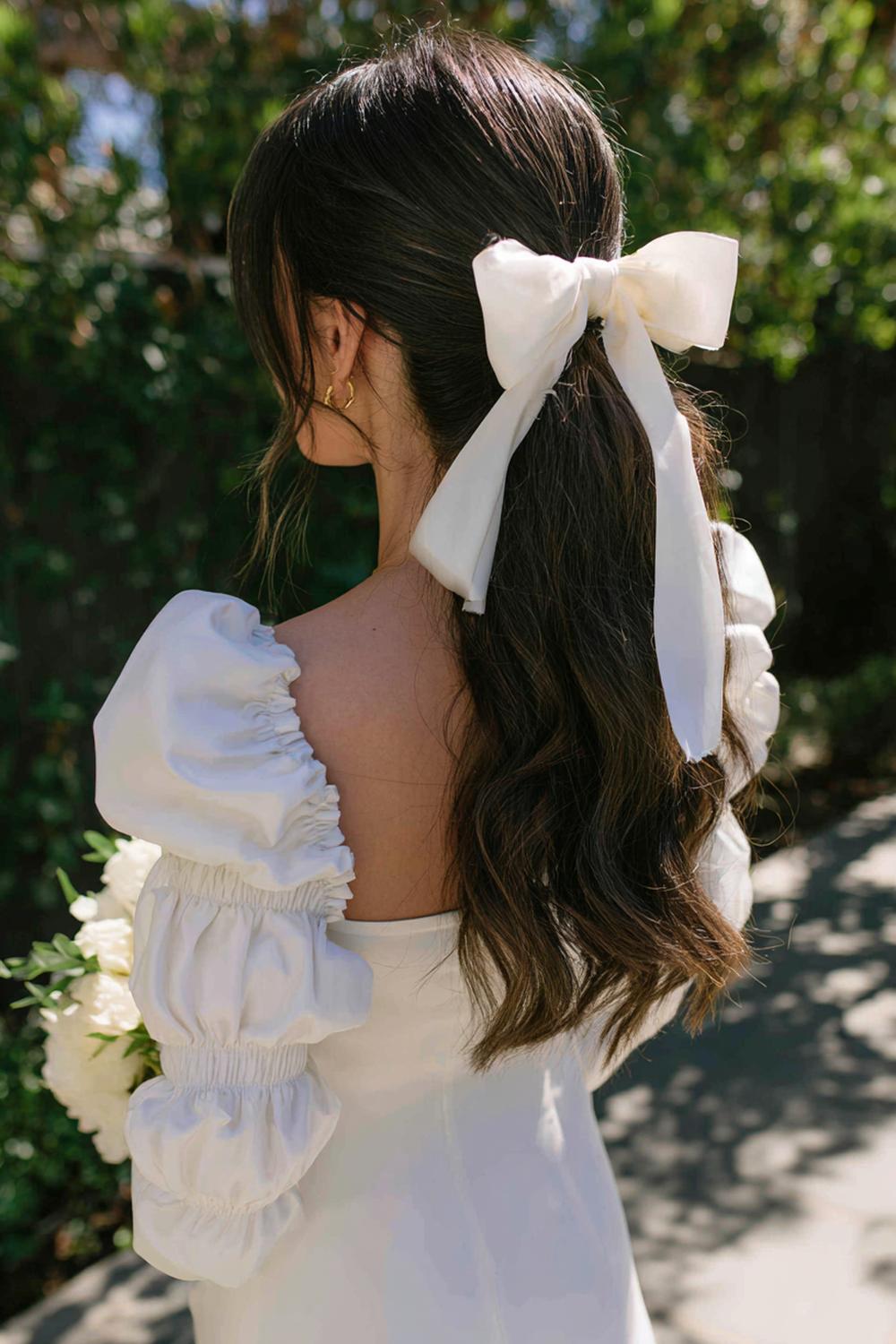 9. Date Night Frisuren 2026: Bubble Ponytail mit Satin-Bändern und sanfter Welle