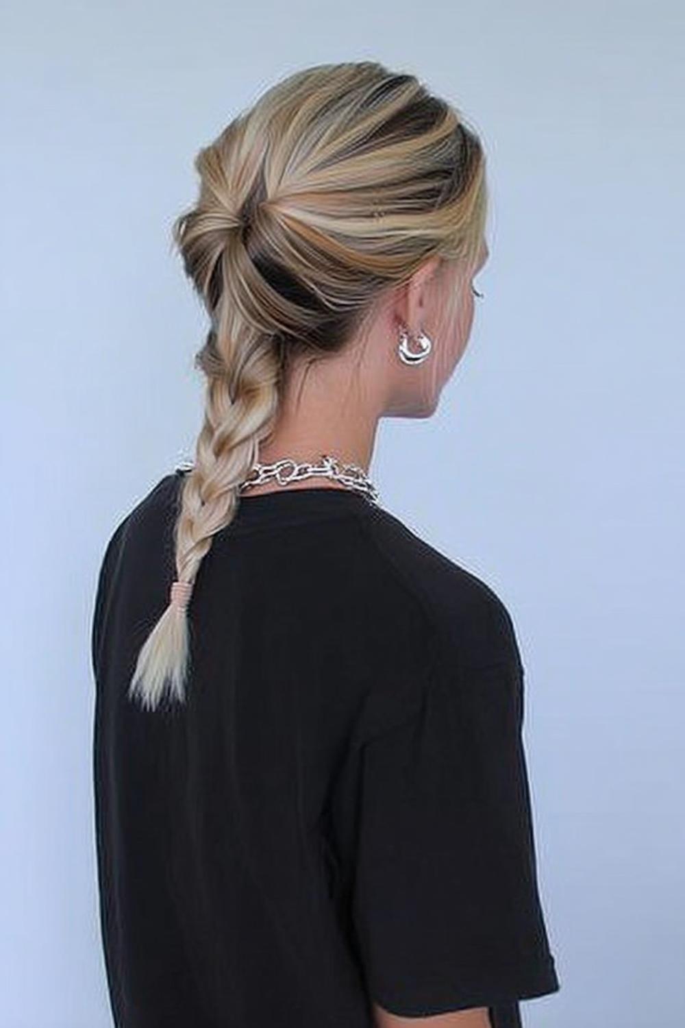 Seitlicher Flechtpferdeschwanz