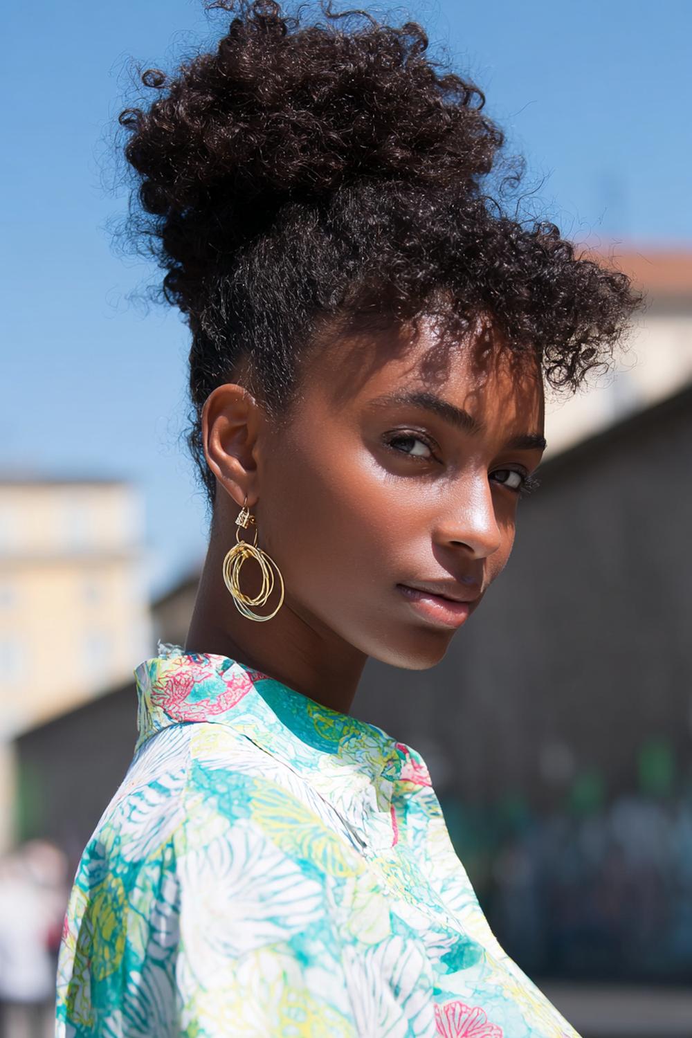 11. Festival Frisuren 2026: Afro-inspirierte Puff-High-Pony mit Bun-Cuff