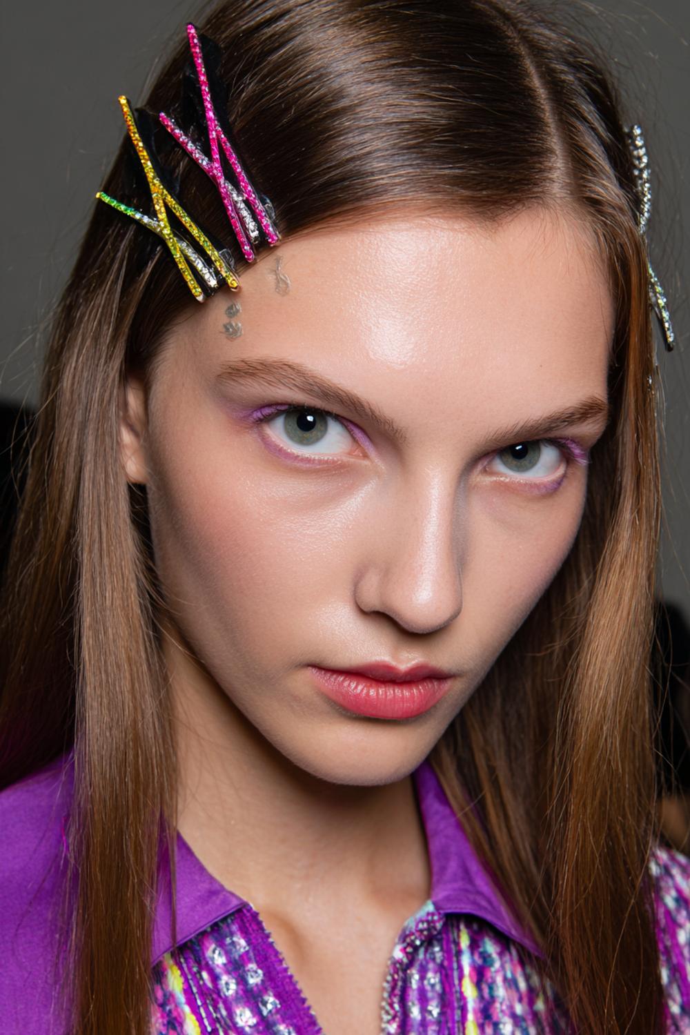 13. Festival Frisuren 2026: Straight Hair mit Graphic Hairpins in X-Form