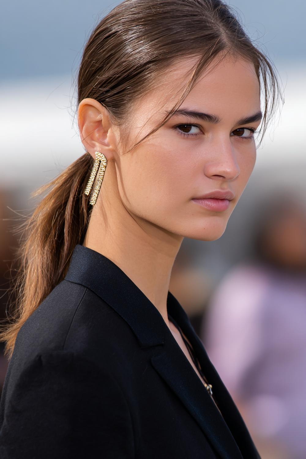 17. Festival Frisuren 2026: Sleek Low Pony mit Mittelscheitel und Ohr-Clips