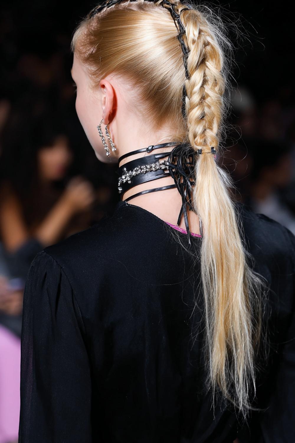 18. Festival Frisuren 2026: Geflochtener Pferdeschwanz mit Lederschnürung
