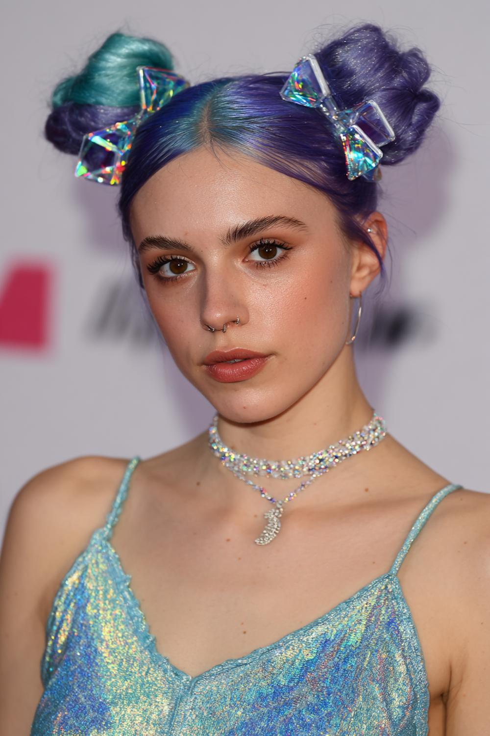 3. Festival Frisuren 2026: Space Buns mit holografischen Clips