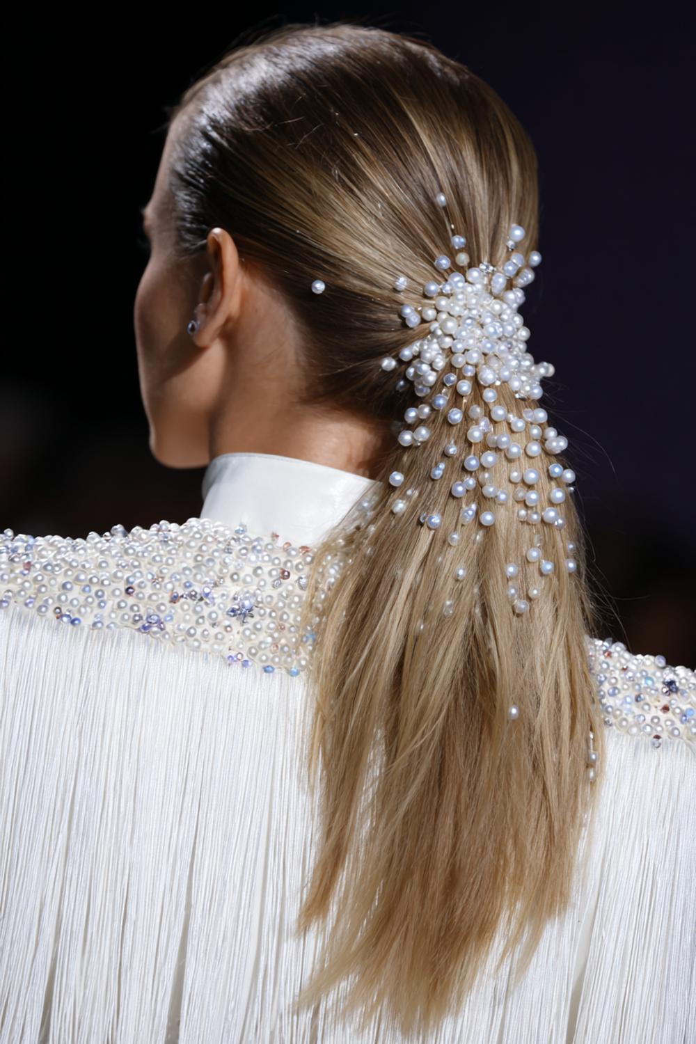 4. Festival Frisuren 2026: Bubble Ponytail mit Perlen-Akzenten