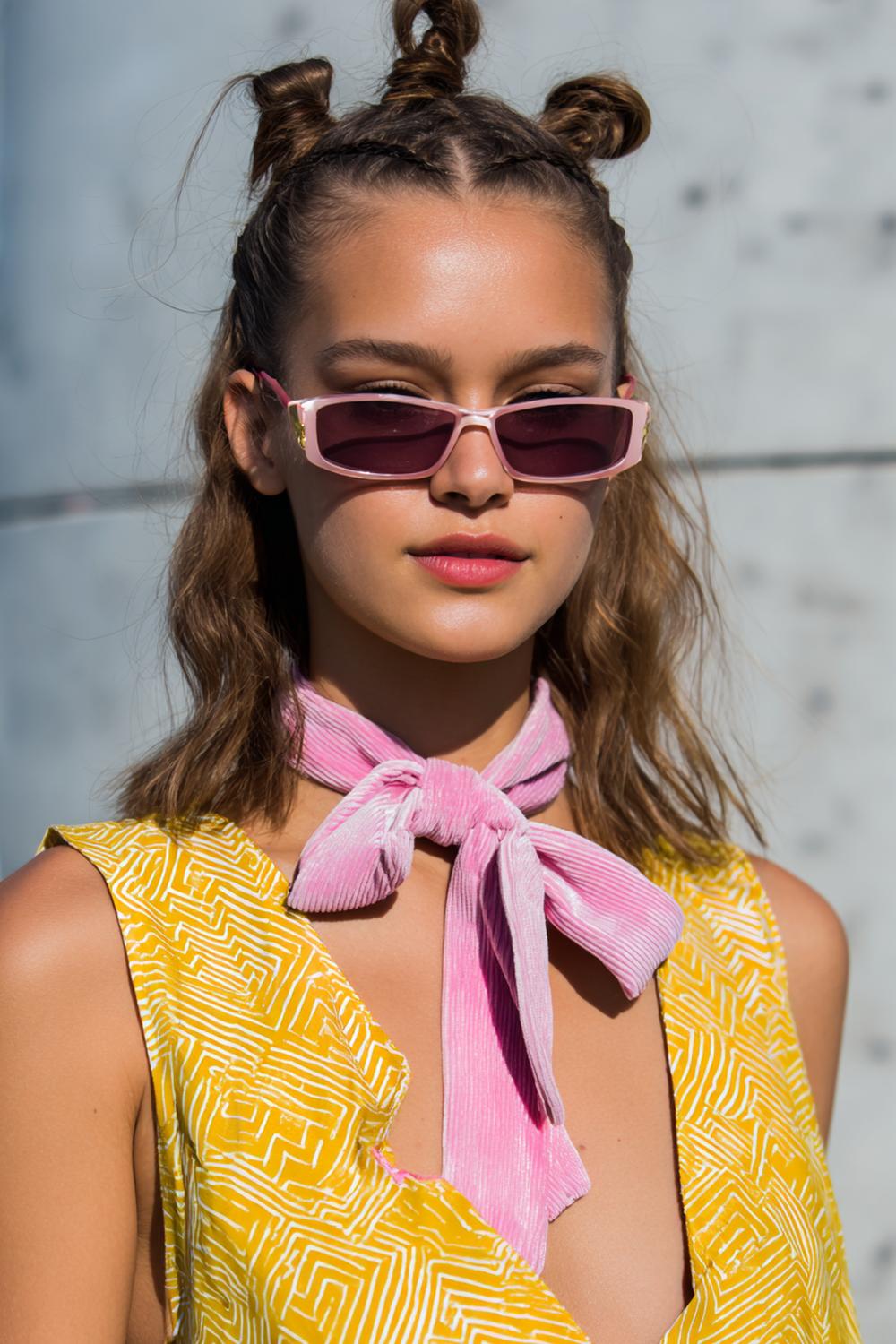 6. Festival Frisuren 2026: Half-Up Twists mit Samt-Schleife