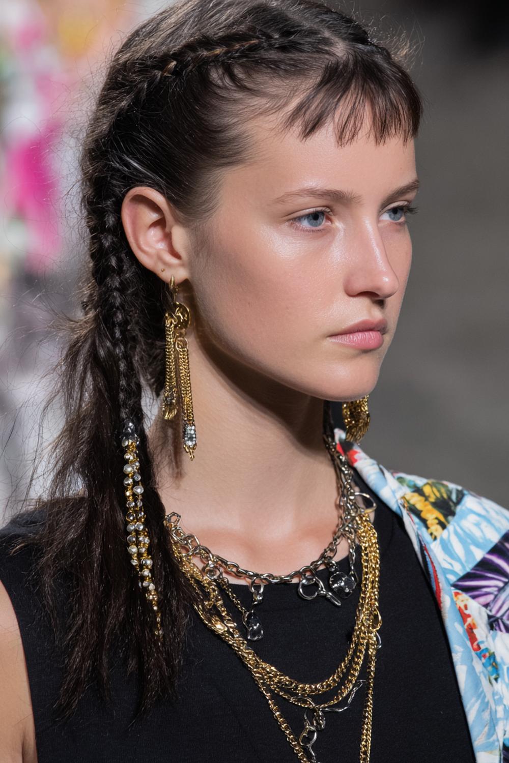 9. Festival Frisuren 2026: Side-Swept Zopf mit Ketten-Detail