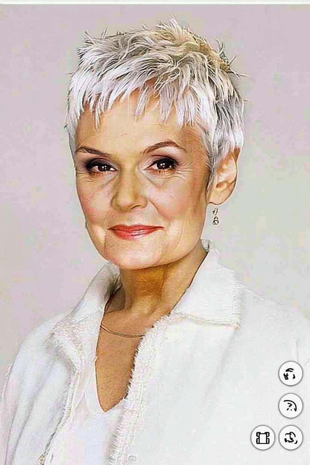 Silbergrauer Pixie Cut