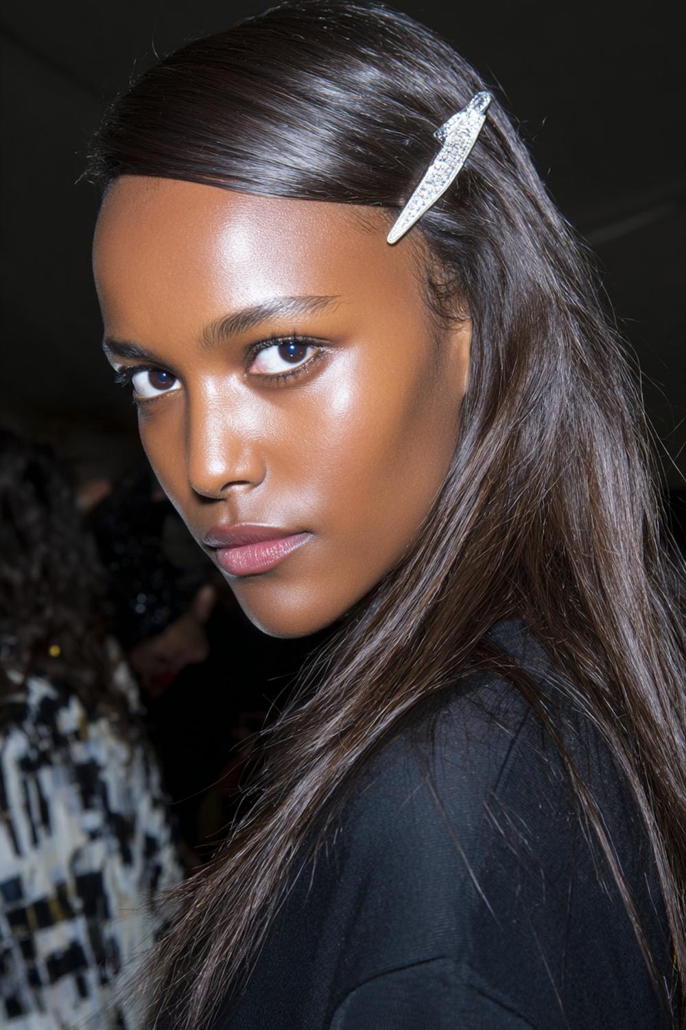 10. Frühling Haare Frauen 2026: Tiefes Seitenteil mit glänzenden Haarspangen-Duo