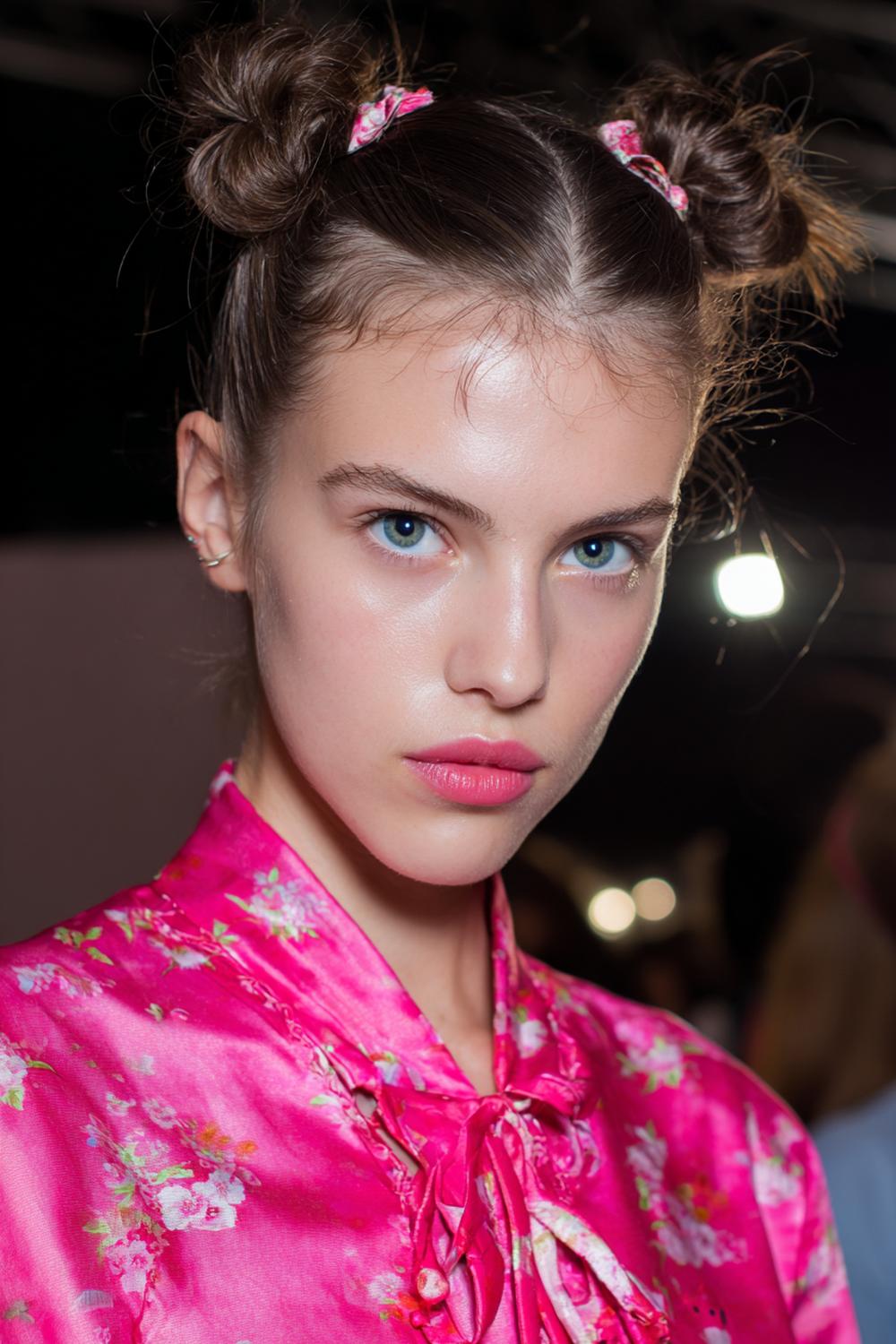 13. Frühling Haare Frauen 2026: Doppelte Space Buns mit zarten Face-Framing-Strähnen