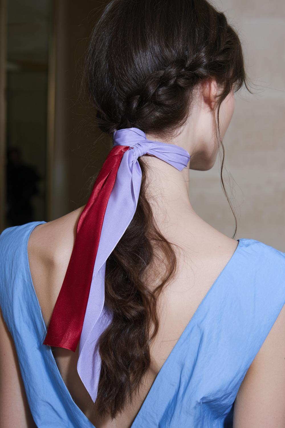 14. Frühling Haare Frauen 2026: Geflochtener Low Ponytail mit Seidenband