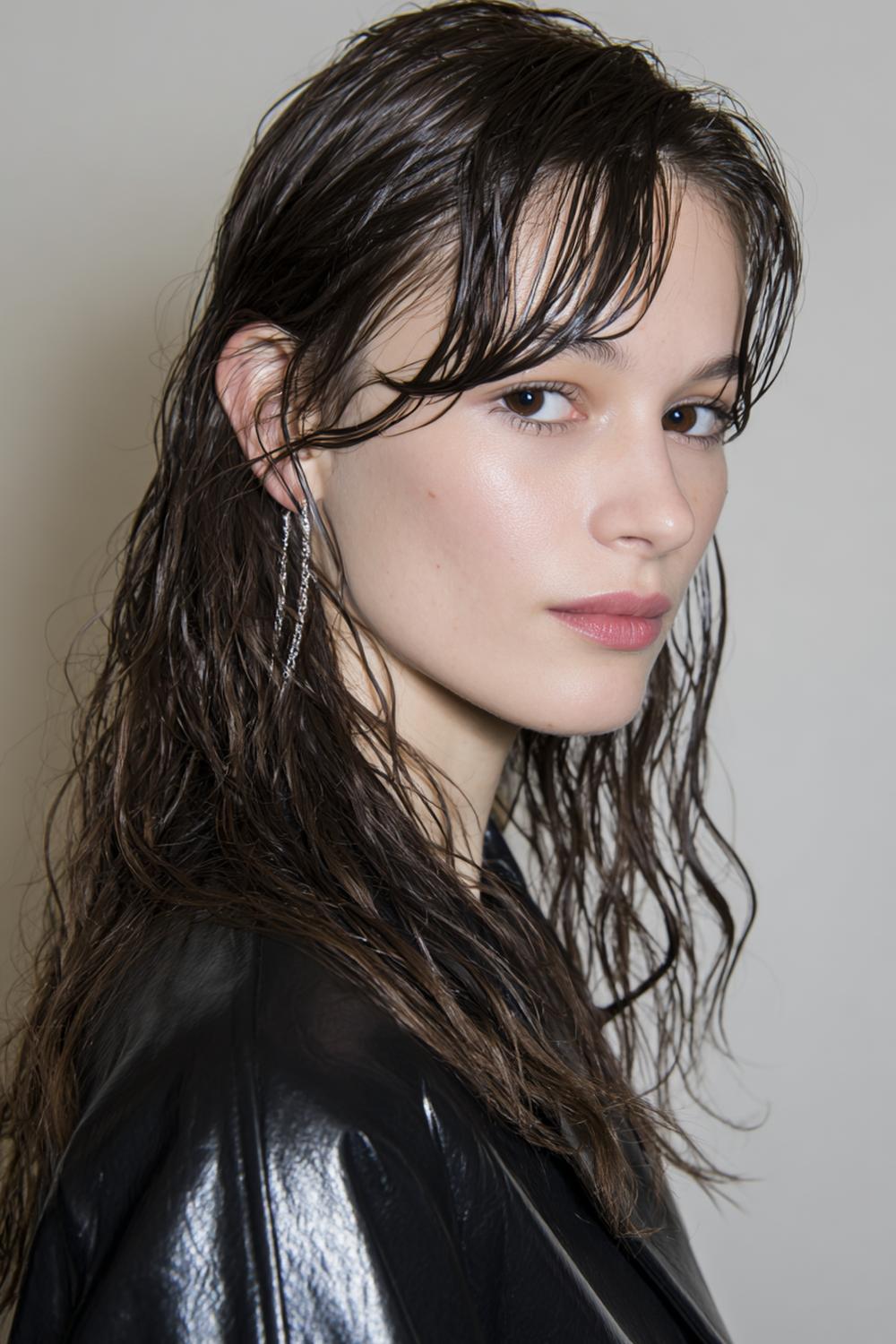 15. Frühling Haare Frauen 2026: Polierter Wet-Look mit Kammstruktur und Ohrfreiheit