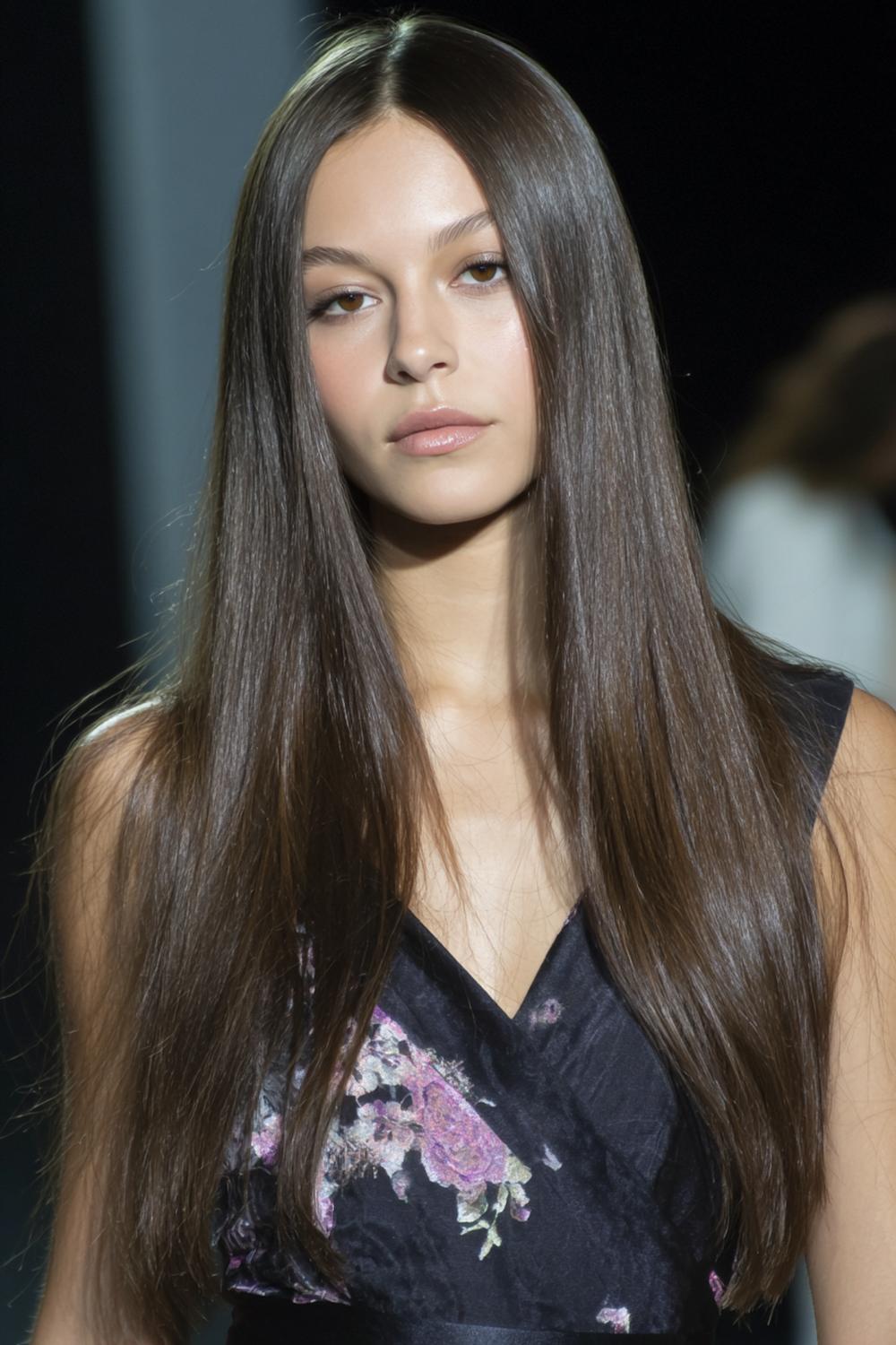 18. Frühling Haare Frauen 2026: Glas-Haar-Effekt bei glattem Mittelteil und langen Längen