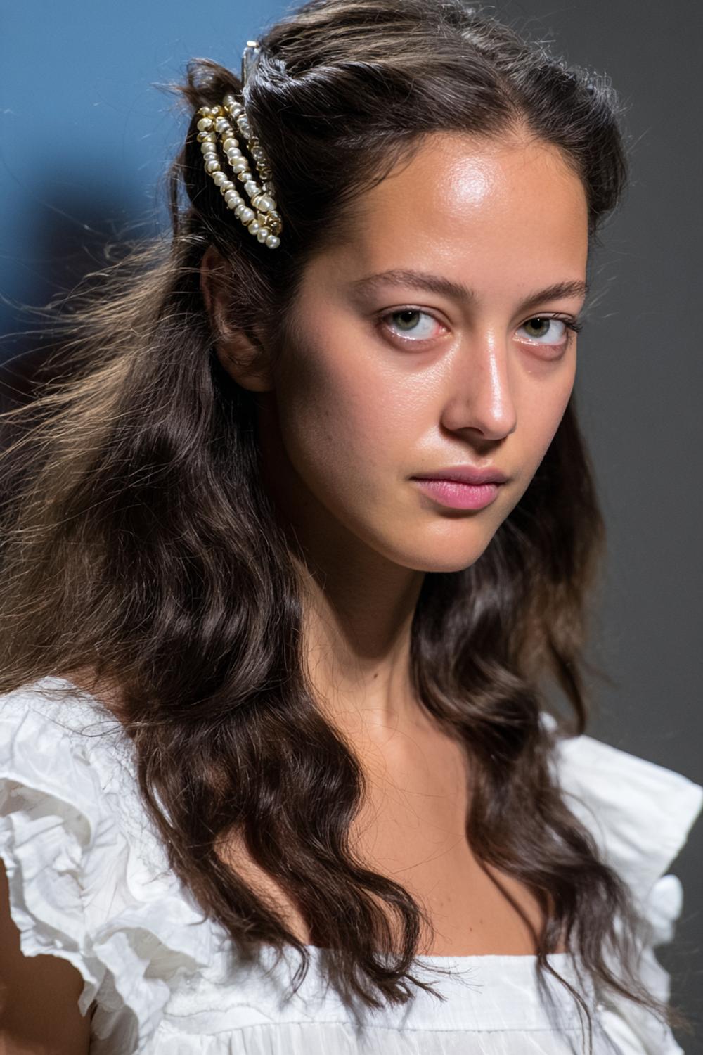 20. Frühling Haare Frauen 2026: Halboffener Twist mit Perlenkamm und Wellen