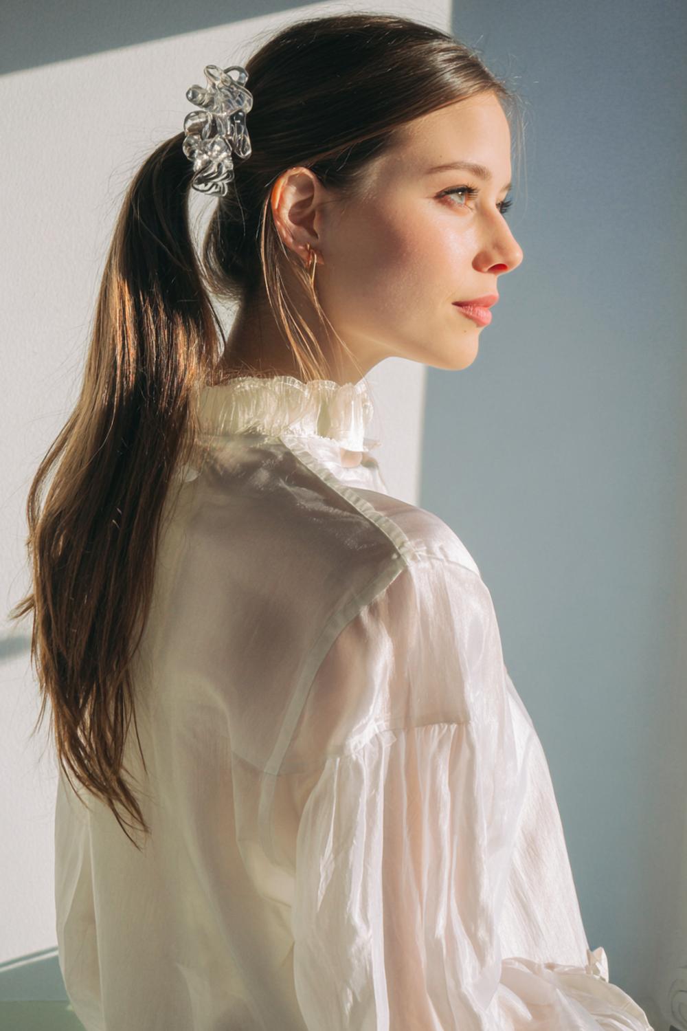 25. Frühling Haare Frauen 2026: Niedriger Zopf mit transparentem Jelly-Clip