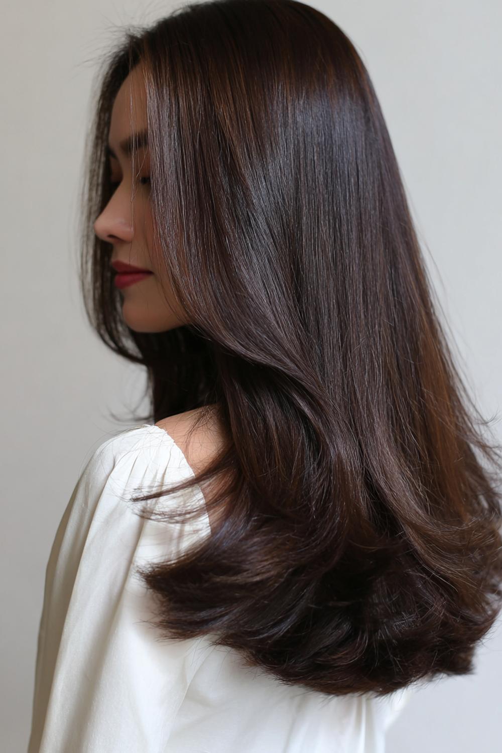 28. Frühling Haare Frauen 2026: Seidiger Blowout mit XXL-Volumen und weichem Schwung