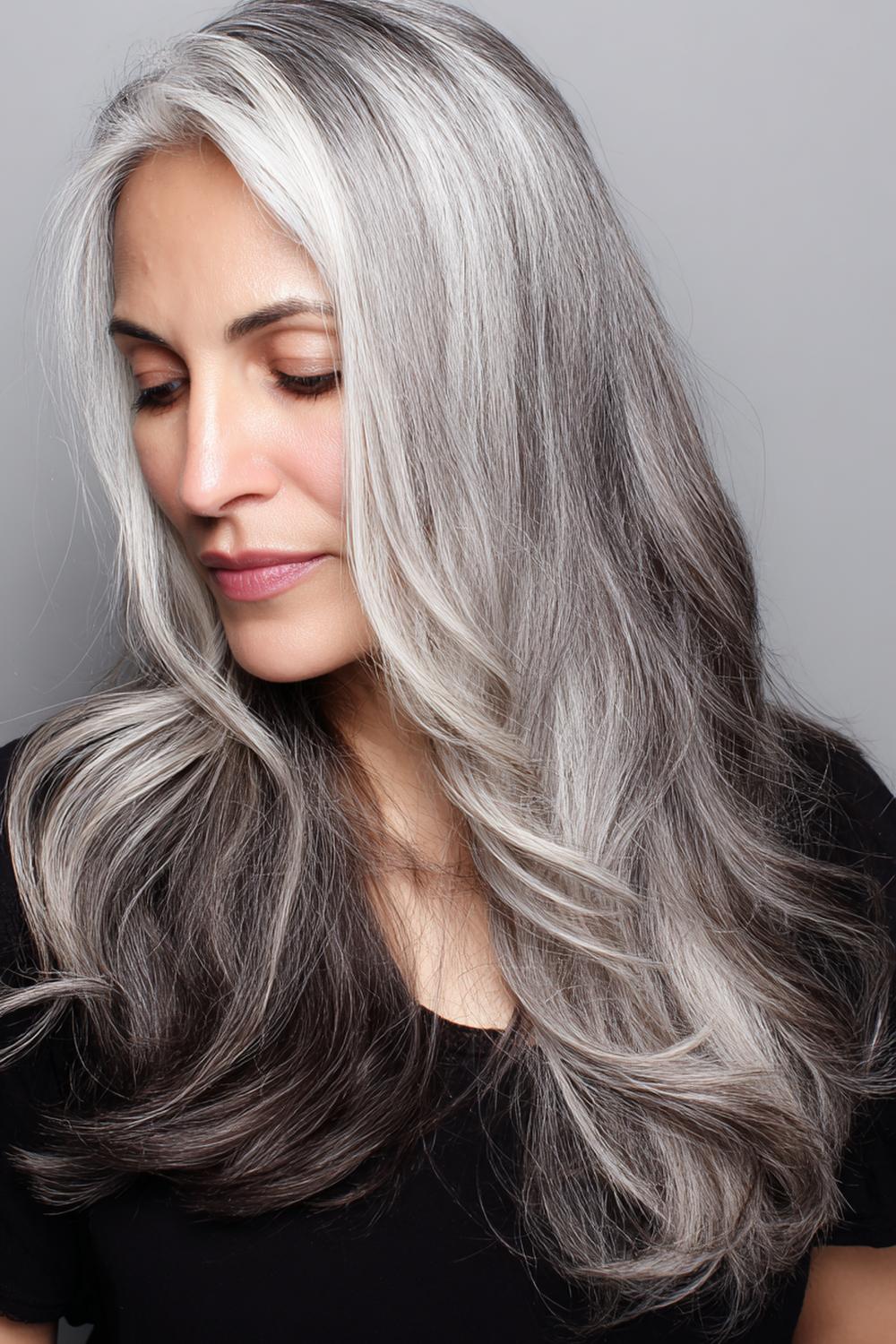 31. Frühling Haare Frauen 2026: Natürliches Grau mit Silber-Gloss und weichen Stufen